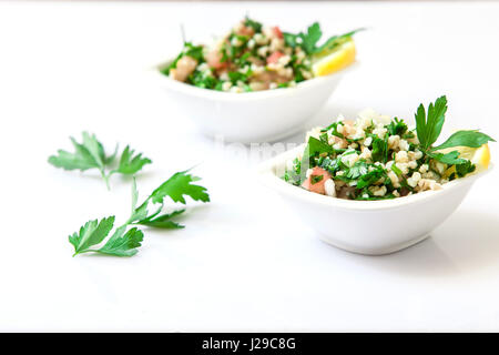 Bulgur di fresca insalata di pomodoro con la cipolla e il prezzemolo Foto Stock