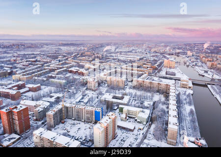 Coperte di neve di edifici da sopra a Kaliningrad, Russia Foto Stock