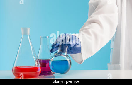 Esperimenti in un laboratorio di chimica. conducendo un esperimento in laboratorio. Foto Stock