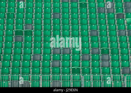 Righe di plastica vuota posti in tribuna in una sportiva outdoor venue Foto Stock