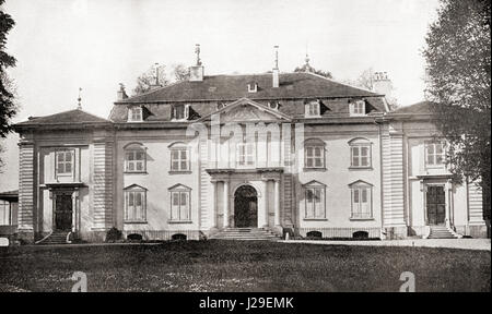 Voltaire's château a Ferney, Francia. François-Marie Arouet , 1694 - 1778, noto con il suo nom de plume Voltaire. Illuminismo francese scrittore, storico e filosofo. Dalla libreria internazionale della famosa letteratura pubblicata c. 1900 Foto Stock