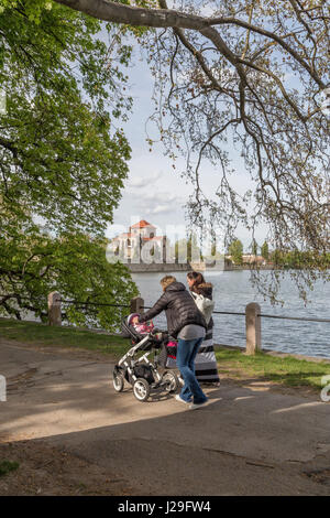 La gente a piedi a Tata lago, Komarom Eszetergom county, Ungheria Foto Stock