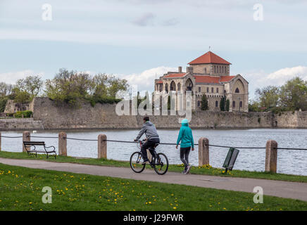 La gente a piedi a Tata lago, Komarom Eszetergom county, Ungheria Foto Stock