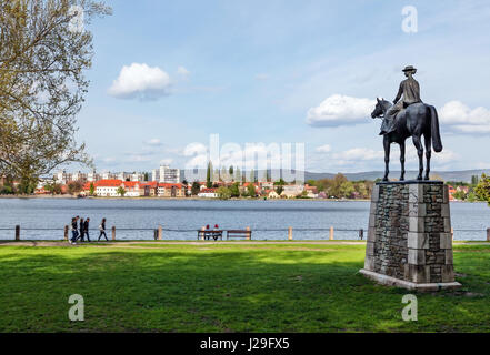 La gente a piedi a Tata lago, Komarom Eszetergom county, Ungheria Foto Stock