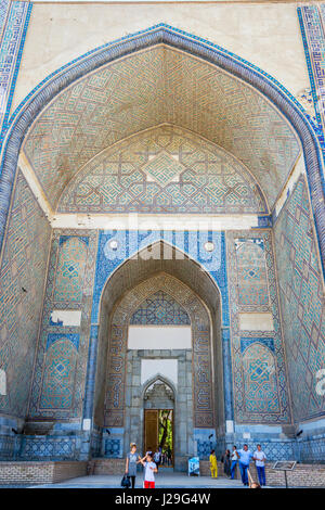 Samarcanda, Uzbekistan - 28 agosto: Registan mausoleo, famoso punto di riferimento di Samarcanda, Uzbekistan. Agosto 2016 Foto Stock