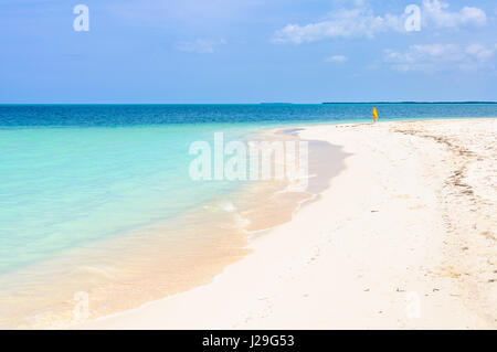 Lonely woman in tropical Cayo Levisa isola di Cuba Foto Stock