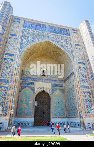 Samarcanda, Uzbekistan - 28 agosto: Registan mausoleo, famoso punto di riferimento di Samarcanda, Uzbekistan. Agosto 2016 Foto Stock