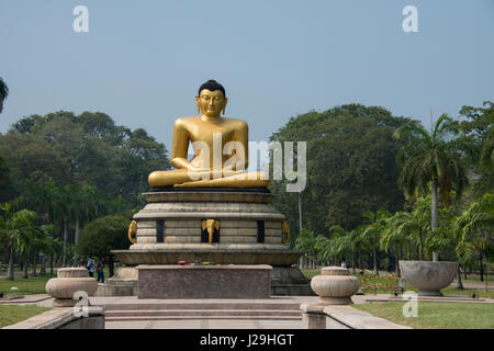 Sri Lanka, Colombo, Viharamahadevi Park (ex Victoria Park) è un parco pubblico. Grande statua dorata del Buddha seduto. Parco più antico e più grande. Foto Stock