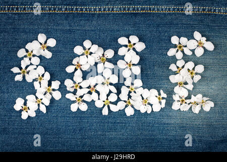 Vendita di parola fatta di fiori sulla texture jeans Foto Stock