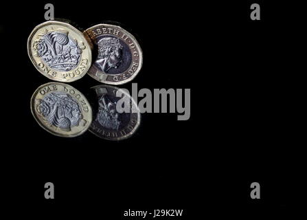 Due nuovi British Pound sterling monete, su un Riflettente superficie nera Foto Stock
