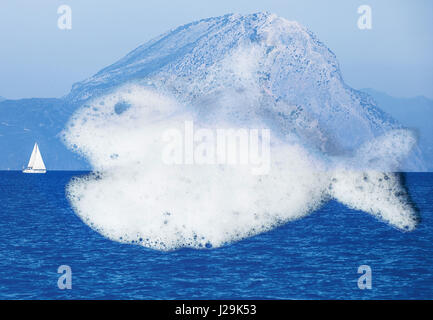 I pesci provenienti dalla schiuma blu su sfondo marino. La doppia esposizione Foto Stock