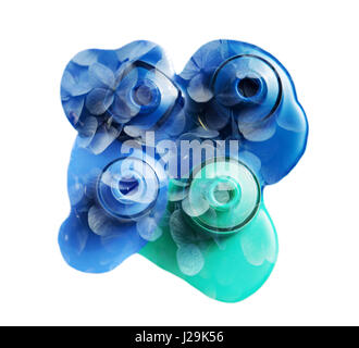 La doppia esposizione: schizzi di smalto per unghie e sfondo floreale Foto Stock