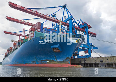 Nave portacontainer hyundai smart, containerterminal altenwerder, dal porto di Amburgo, Amburgo Germania Foto Stock