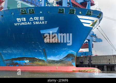 Nave portacontainer hyundai smart, containerterminal altenwerder, dal porto di Amburgo, Amburgo Germania Foto Stock