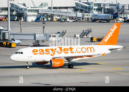 Monaco di Baviera, Germania - Aprile 9: Piani in posizione di parcheggio all'aeroporto di Monaco di Baviera, in Germania il 9 aprile 2017. L'aeroporto dispone di oltre 40 milioni di passenge Foto Stock