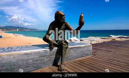 Monkey scultura in Badalona, Spagna. La scultura ideato da Susana Ruiz e rappresenta la scimmia Etichetta flacone marca di Anis del Mono fabbrica. Foto Stock