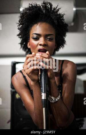 Giovane cantante di eseguire in un studio Foto Stock