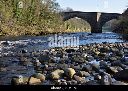 A67 ponte stradale a Barnard Castle visto dalla riva del fiume a monte Foto Stock