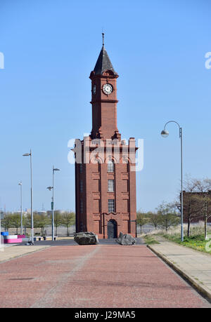 Middlesbrough docks Clock Tower, la cui struttura originaria è stata progettata da John Middleton Foto Stock