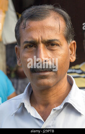 I clienti e i fornitori sul mercato Manning, quartiere di Pettah, Colombo, Sri Lanka Foto Stock