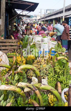 I clienti e i fornitori sul mercato Manning, quartiere di Pettah, Colombo, Sri Lanka Foto Stock