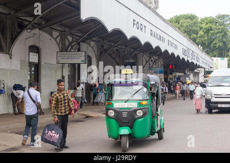 Passeggeri e un tuk tuk fuori Colombo Fort stazione ferroviaria, Sr Lanka Foto Stock