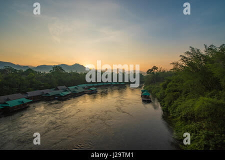 Alba sul fiume Khwae Foto Stock