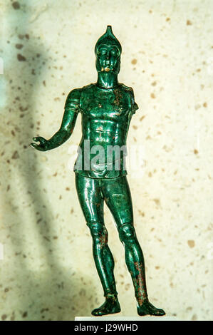 Italia Abruzzo Vasto Museo Archeologico - Warrior offerente dalla Magna Grecia III secolo A.C. Foto Stock