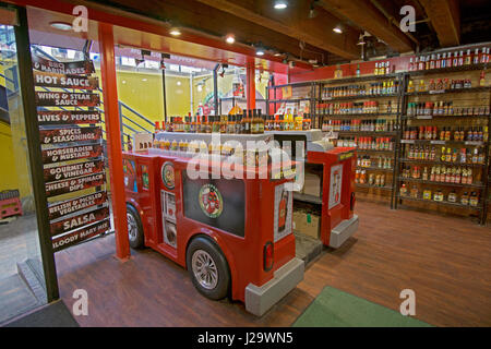 Gli interni del palazzo di pepe, un negozio di specialità che vende salsa piccante salsa barbecue e altri elementi piccante. A Faneuil Hall Marketplace a Boston, MA. Foto Stock