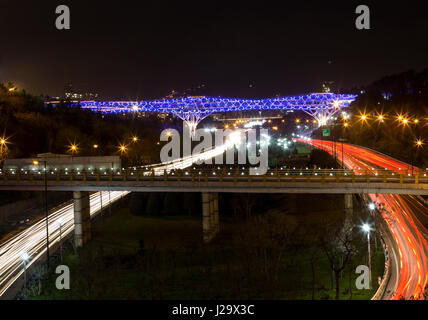 Questo è tabiat ponte un nuovo ponte a Teheran e uno dei famosi luoghi turistici vor e visitatori di Tehran, Iran Foto Stock