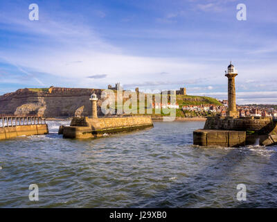 A est del molo, Whitby, Regno Unito. Foto Stock