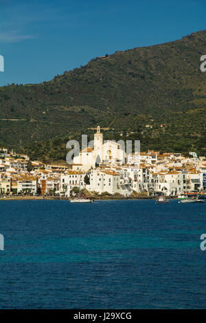 Cadaqués village dal mar mediterraneo in Costa Brava Catalogna Foto Stock