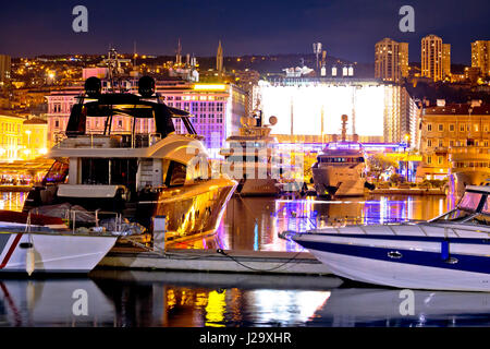 Città di Rijeka yachting waterfront vista serale, baia di Kvarner, Croazia Foto Stock