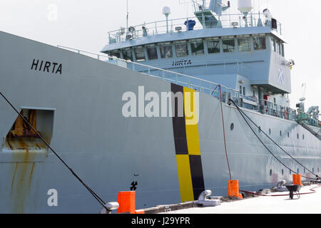 Prodotti della pesca nave pattuglia la MV Hirta ormeggiata al Porto di Stornoway, isola di Lewis, Western Isles, Ebridi Esterne, Scotland, Regno Unito Foto Stock