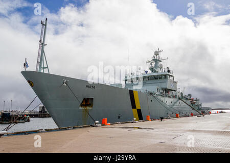 Prodotti della pesca nave pattuglia la MV Hirta ormeggiata al Porto di Stornoway, isola di Lewis, Western Isles, Ebridi Esterne, Scotland, Regno Unito Foto Stock