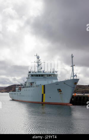 Prodotti della pesca nave pattuglia la MV Hirta ormeggiata al Porto di Stornoway, isola di Lewis, Western Isles, Ebridi Esterne, Scotland, Regno Unito Foto Stock