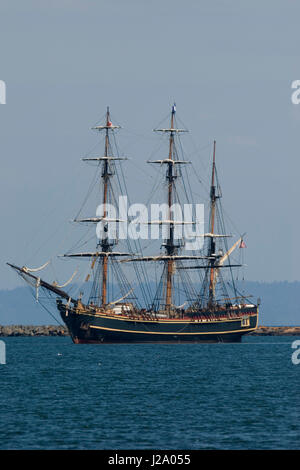 HMS Bounty entra in porto a Thunder Bay. Foto Stock