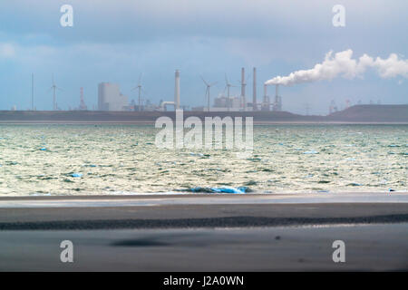 Industria nel porto di Rotterdam come si vede dall'isola di goeree Foto Stock