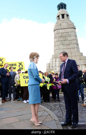 SNP Leader e primo ministro Nicola Storione dà un intervista in TV sul sentiero di campagna a Dundee, davanti al punto di riferimento del memoriale di guerra sulla sommità di Dundee Law Foto Stock