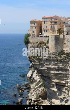 Grandi blocchi di calcare caduti della scogliera di Bonifacio Foto Stock