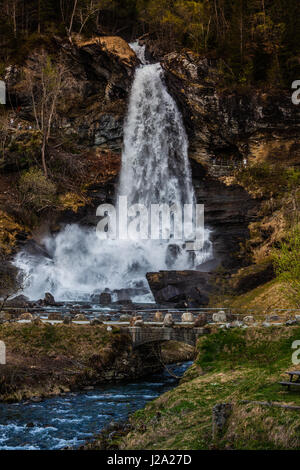 Steinsdalsfossen nella Hardanger, Norvegia, una giornata autunnale Foto Stock