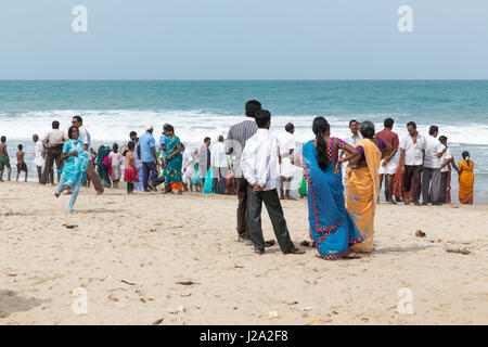 Immagine illustrativa. Pondicherry, Tamil Nadu, India. Giugno 15, 2014. Riunione di famiglia in strada in parco all'aperto