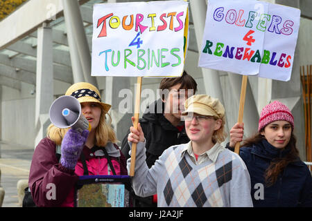 I manifestanti al di fuori del Parlamento scozzese come dentro di noi Tycoon Donald Trump attacchi parchi eolici in una presentazione a un comitato del Parlamento europeo Foto Stock