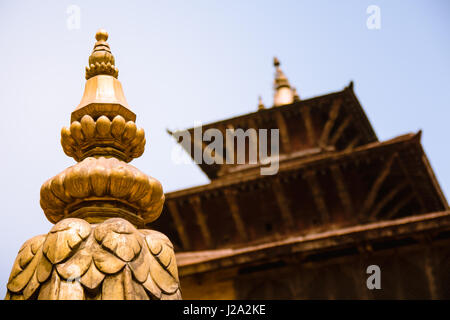 Close up dettaglio della parte superiore di uno stupa decorati con oro e uno dei multi livellato pagode in Patan è il quadrato di Durbar, Nepal. Foto Stock