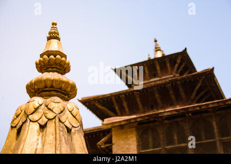 Close up dettaglio della parte superiore di uno stupa decorati con oro e uno dei multi livellato pagode in Patan è il quadrato di Durbar, Nepal. Foto Stock