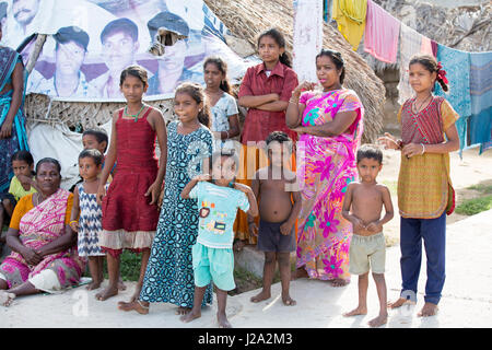 Immagine illustrativa. Pondicherry, Tamil Nadu, India. Giugno 15, 2014. Riunione di famiglia in strada in parco all'aperto