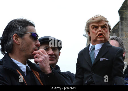 I manifestanti al di fuori del Parlamento scozzese come dentro di noi Tycoon Donald Trump attacchi parchi eolici in una presentazione a un comitato del Parlamento europeo Foto Stock