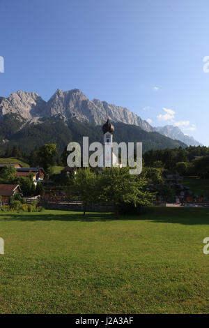 Bella e antica chiesa con Zugspitze in background. Foto Stock