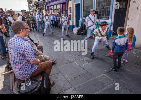 Gli adulti e i bambini godono della Morris Dancing fuori il Dolphin Pub al Barbican a Plymouth in una calda giornata di primavera. Foto Stock