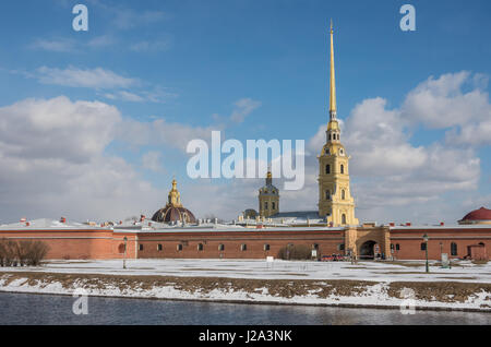 Vista di Kronverksky stretto e la Fortezza di Pietro e Paolo a San Pietroburgo, San Pietroburgo, Russia Foto Stock